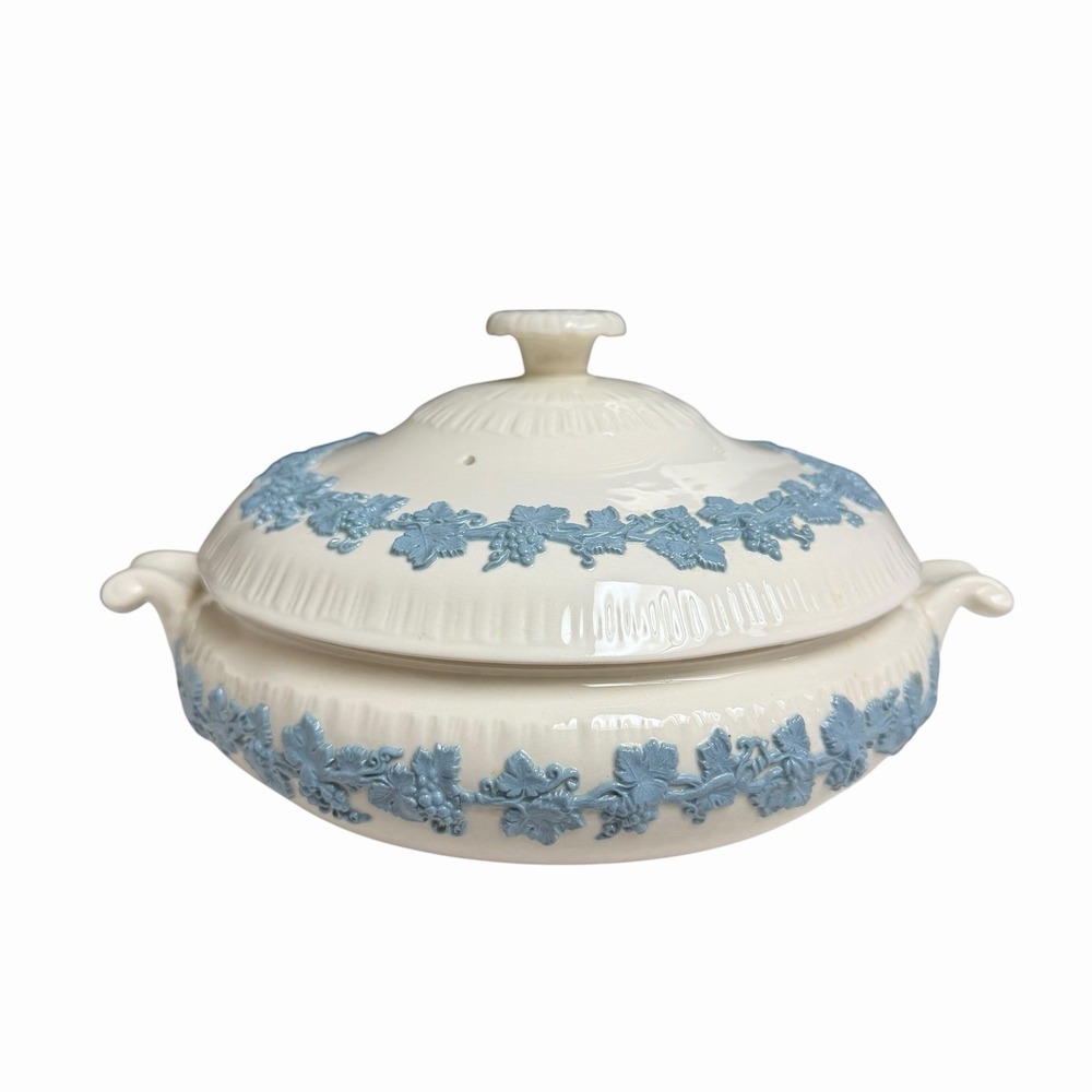 Wedgwood Queensware Lavender On Cream Shell Edge Covered Vegetable Bowl EUC